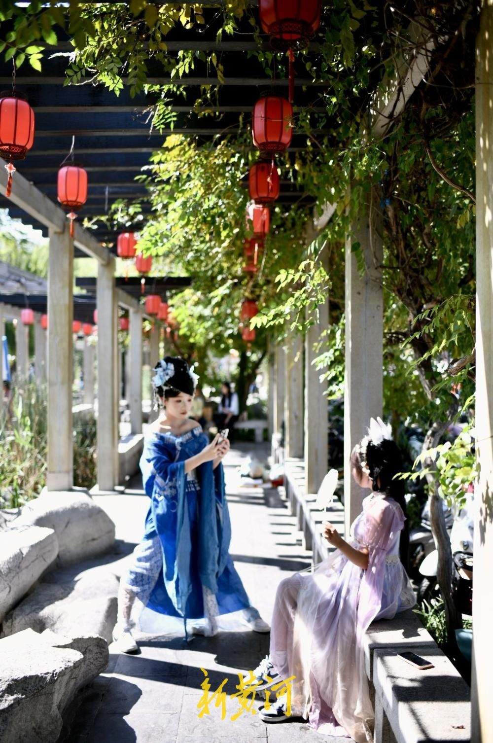市民游客在济南明府城沉浸式打卡，汉服妆造与泉水老街巷成最美背景