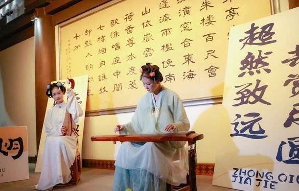 “明湖花月夜·澜影见月圆”沿湖情景演艺