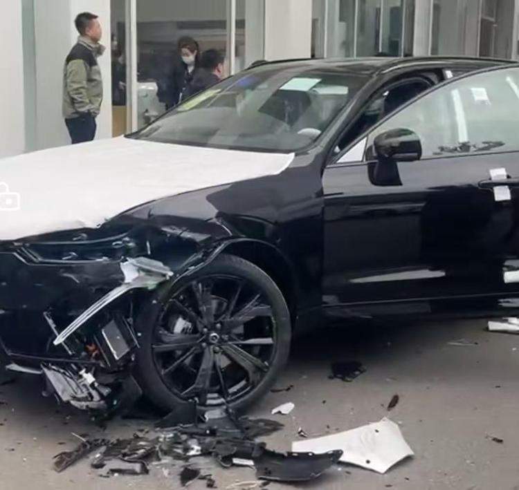 乐山一司机试驾时在汽车城撞车致5车受损，交警介入！知情人：司机油门踩猛了