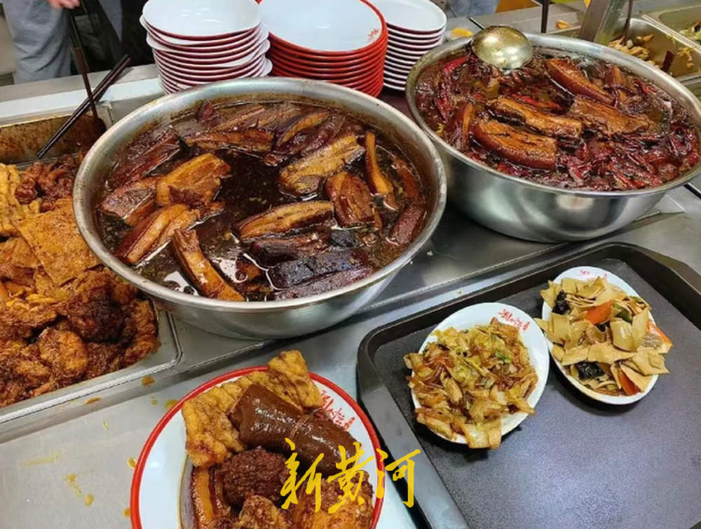 李先生牛肉面济南门店卖起“把子肉”，本地化特色小吃赛道能否实现突围？