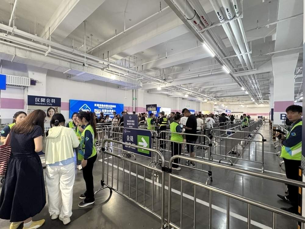 济南山姆开业首日现场排长龙：至11点约需排队3小时进门