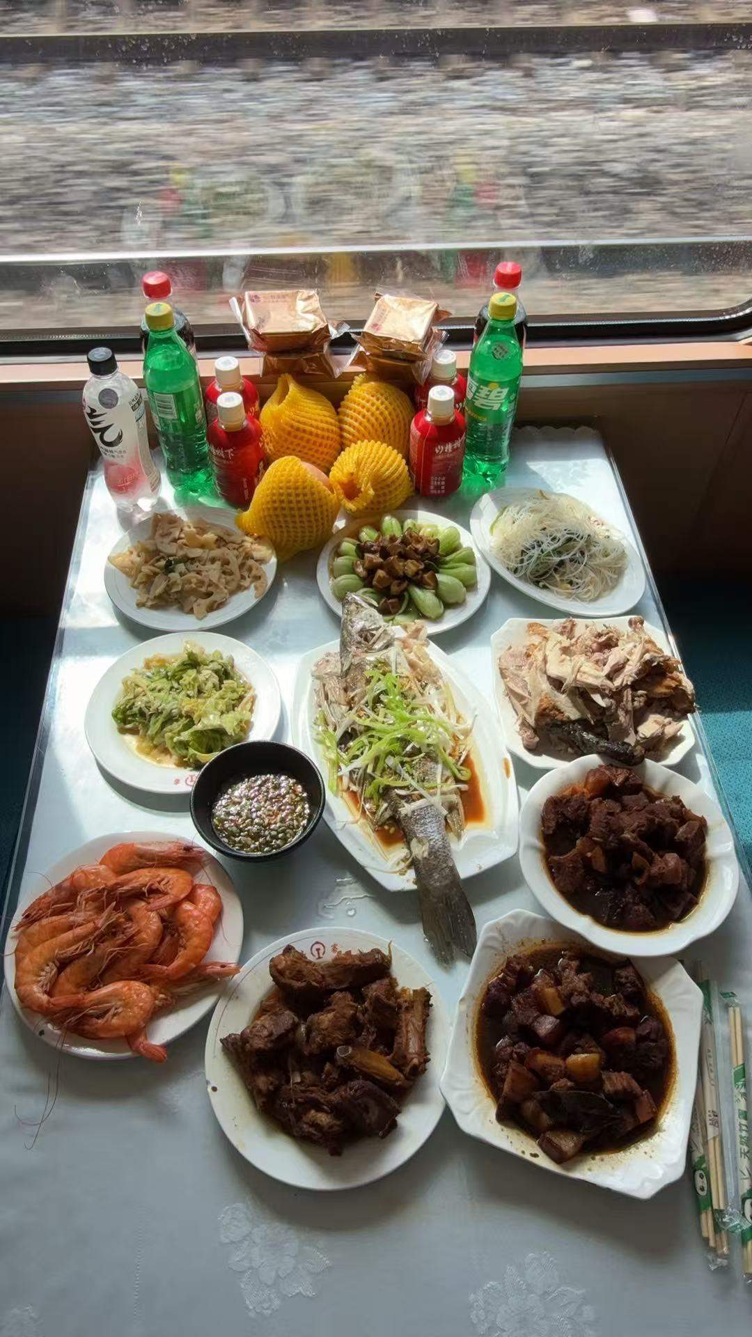 月满中秋夜 温情满归途——济南客运段广州车队乘务人员坚守岗位共度别样团圆节