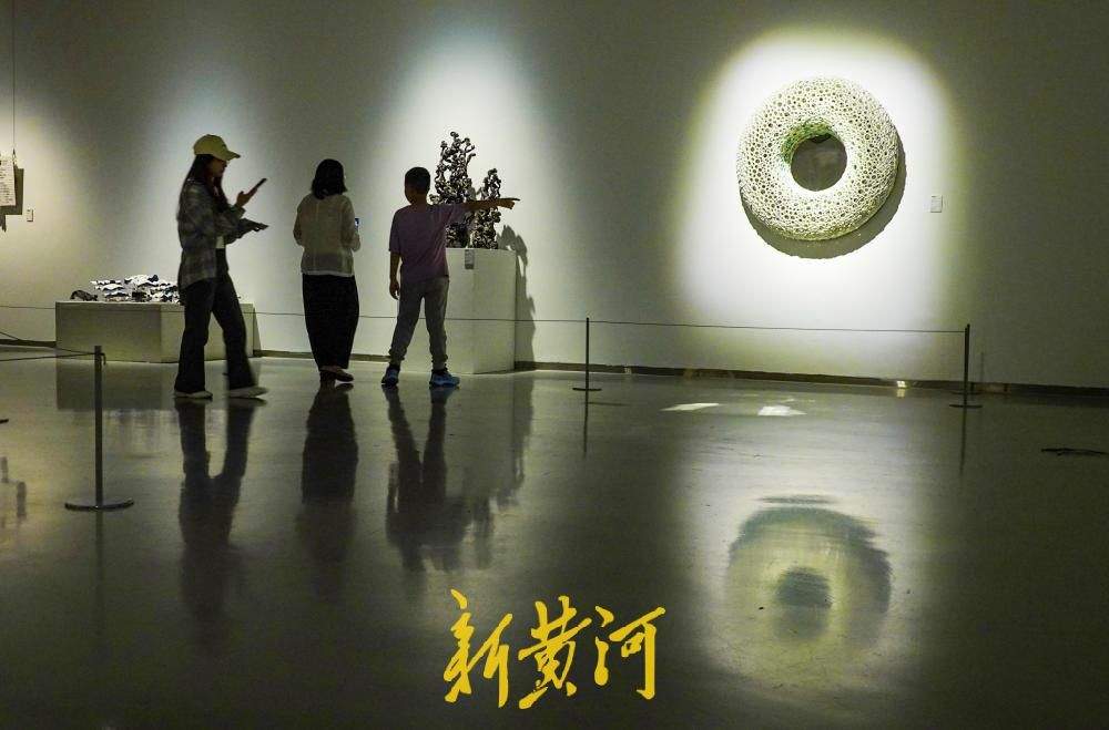 在土与火中感受东方美学，当代陶瓷艺术展览引观展热