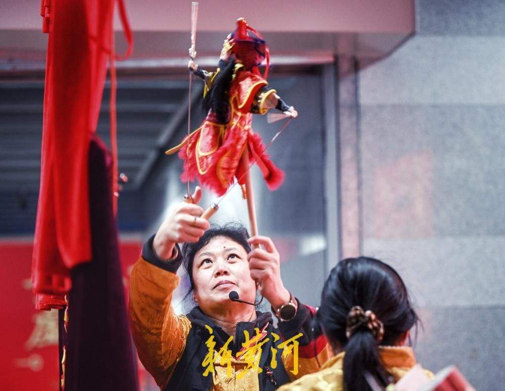 听快书看戏法，返乡路上很热闹