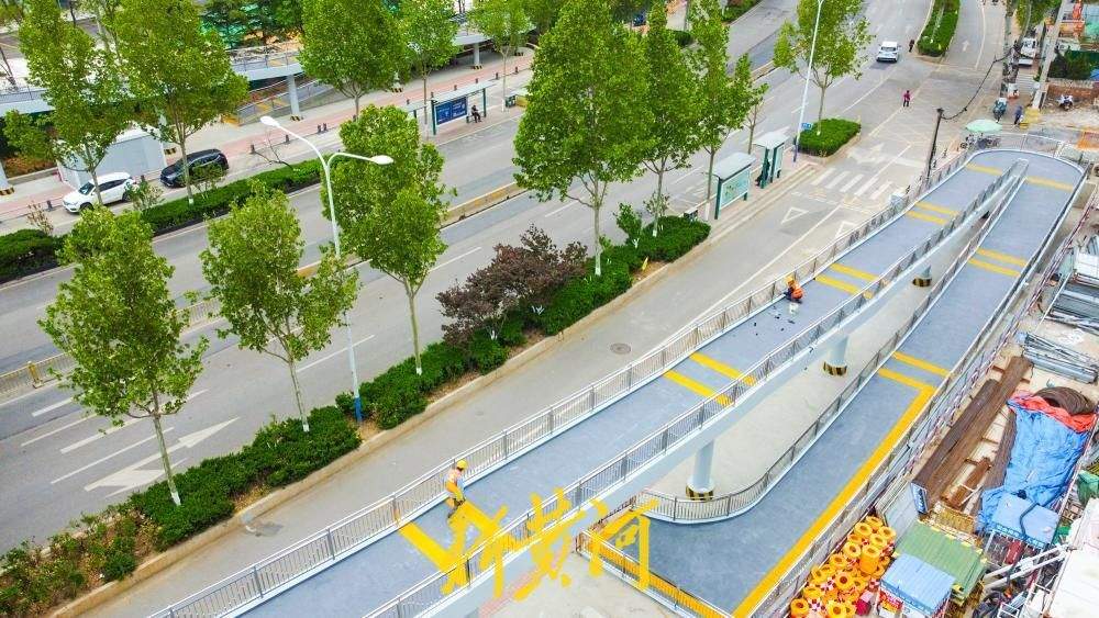 济南二环南路建起过街天桥