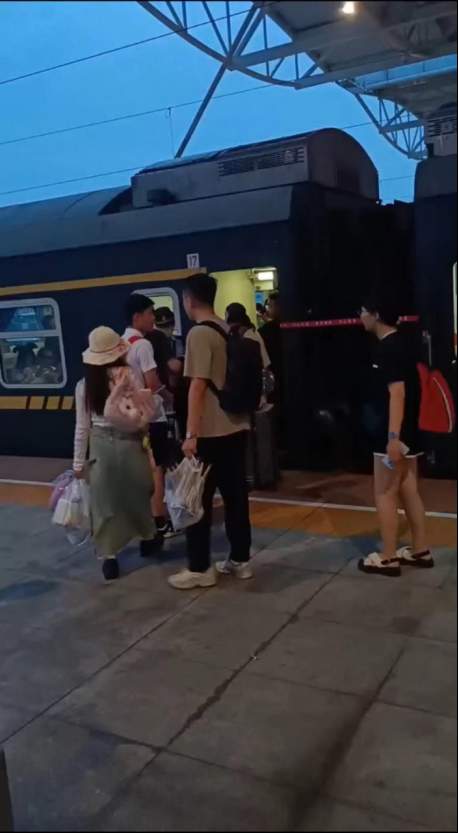 山东小伙每日6小时跨城通勤，一路电动车、火车、地铁……