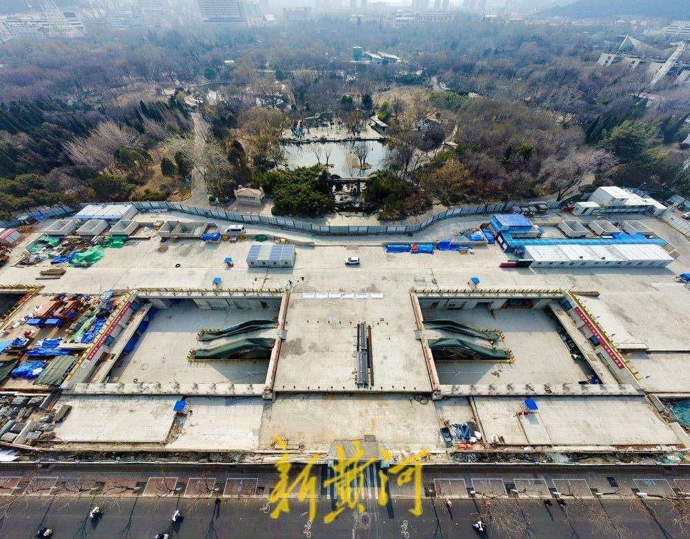 济南公园里的地铁车站地面出入口“揭面纱”