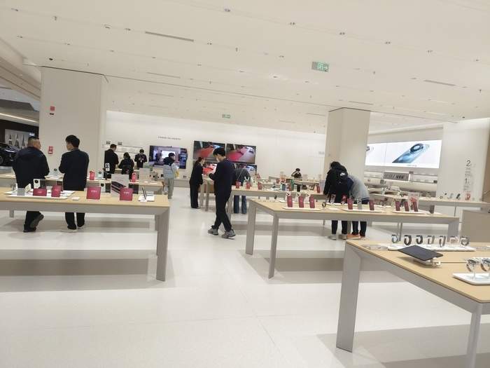 手机涨价冲上热搜!记者实地探访:品牌店价格稳定,官方客服称未接到通知