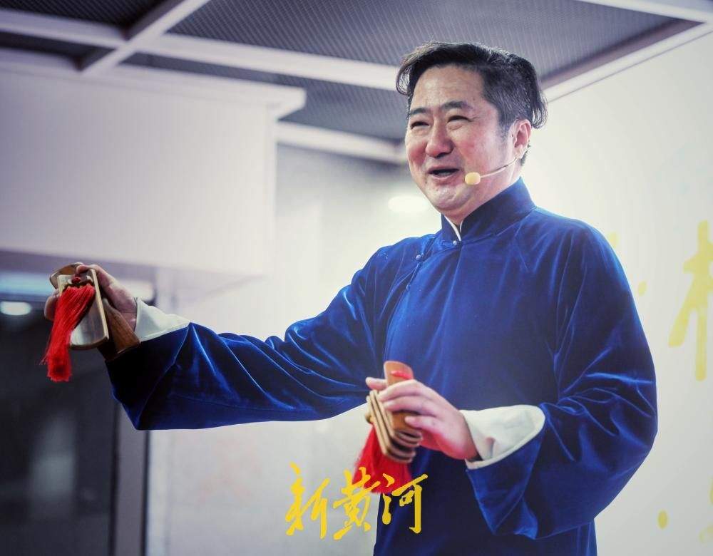 听快书看戏法，返乡路上很热闹