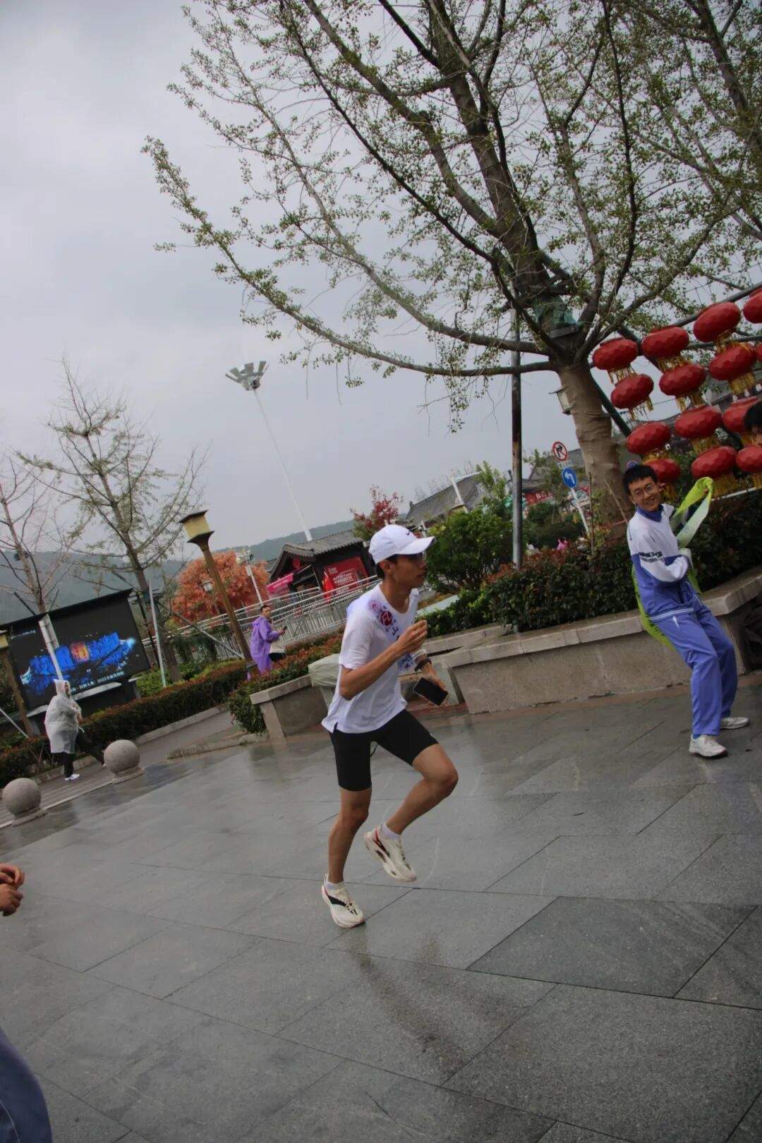 山大附中版强风吹拂!13名少年接力跑完成148.73公里“泰山驿传”