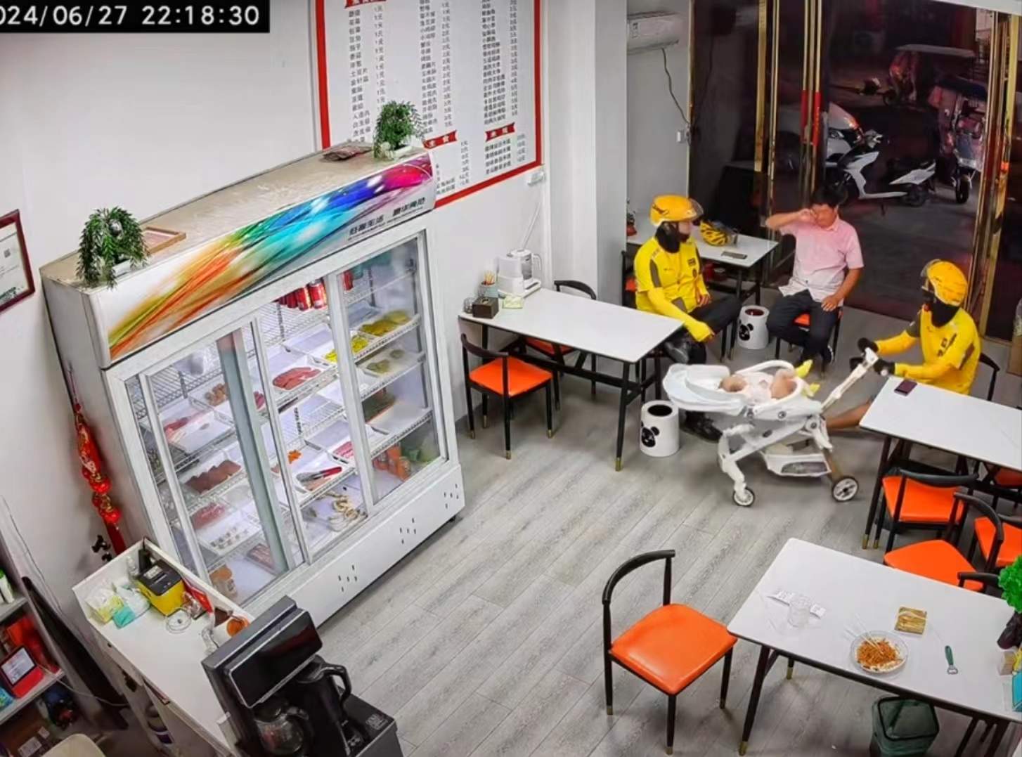 骑手接力帮店主哄娃 店家被暖到