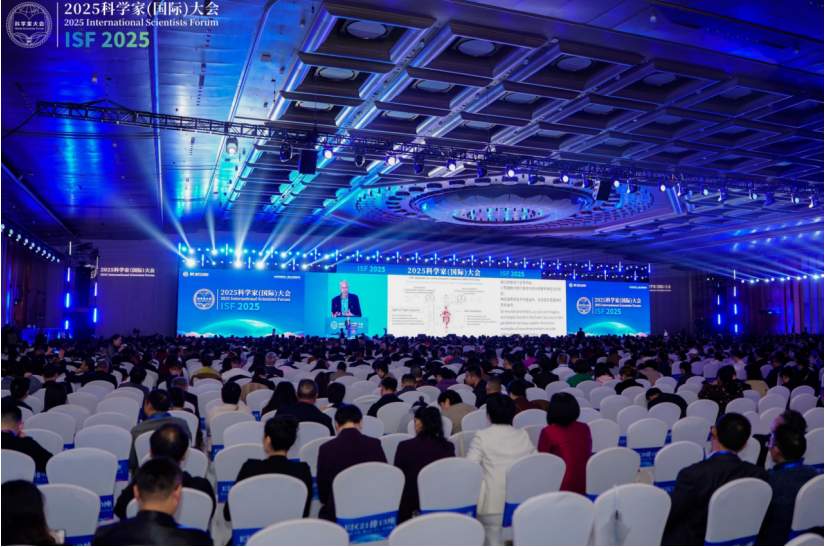 黛安蒂亮相2025科学家大会,对话巨擘以科技焕新护肤力量