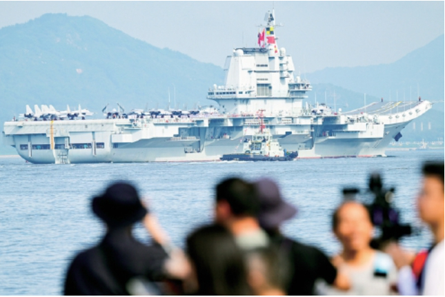 山东舰航母编队到香港了 歼-15T首次在航母甲板对公众开放