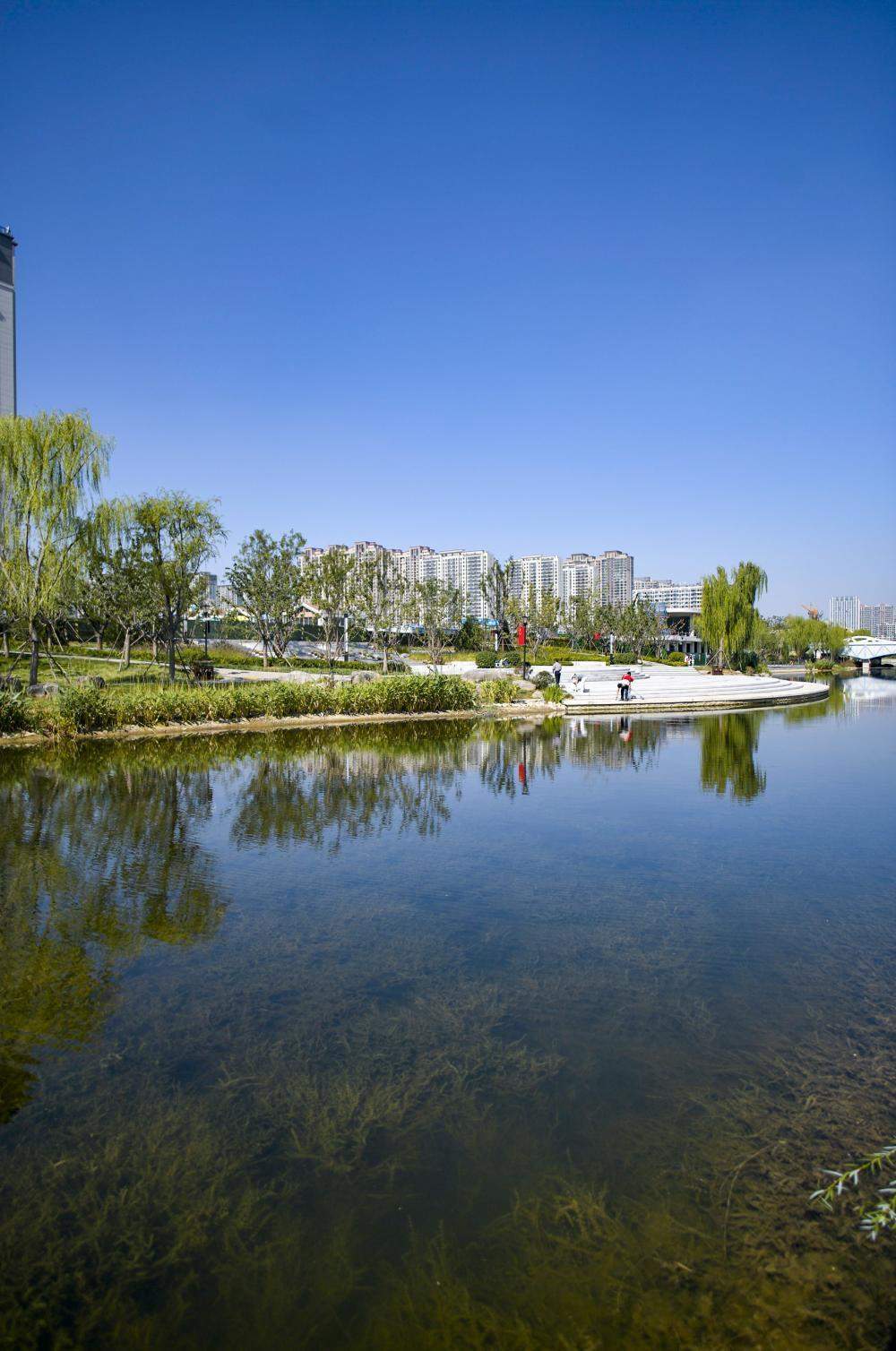 济南北湖片区再添滨水休闲空间 市民河畔一览水天一色美景