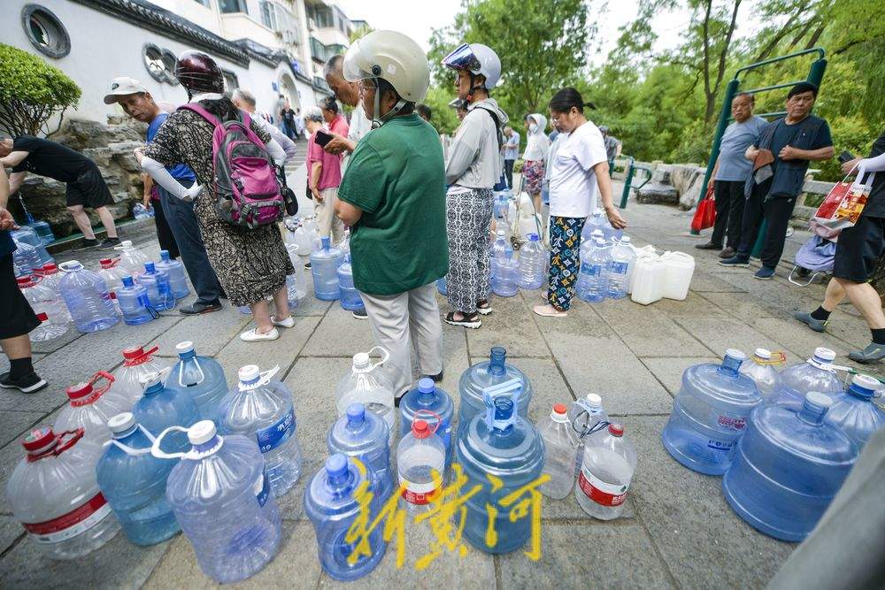 持续高温暂时“退热” 名泉取水迎来高峰  
