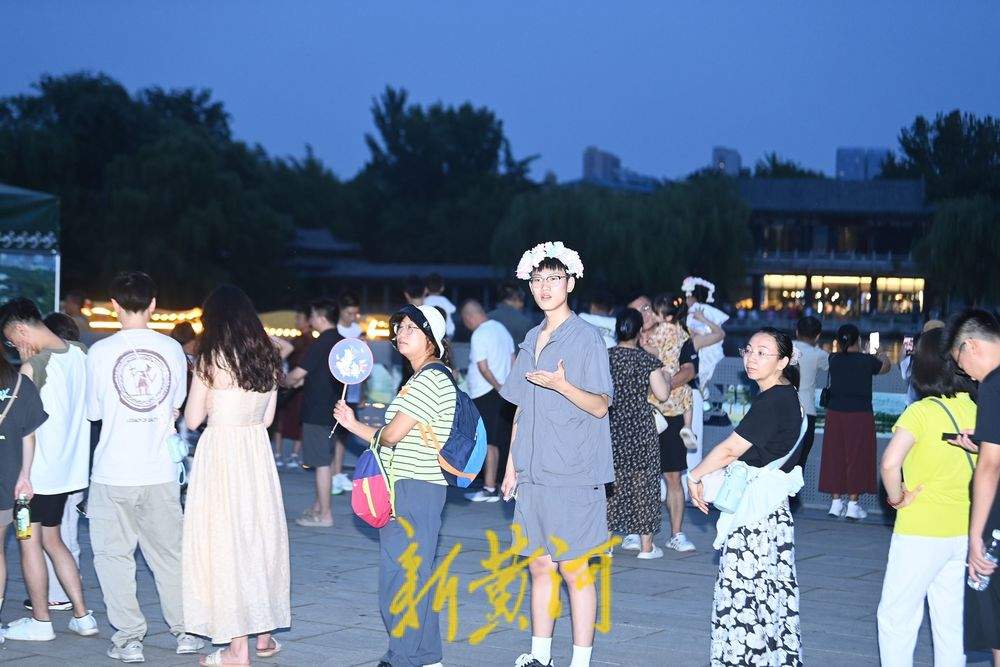 暑期收尾热情不减 大明湖游船码头排长队