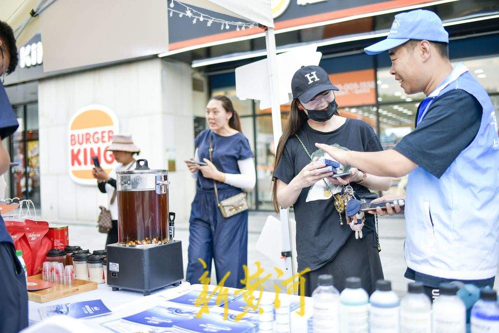 人才夜市企业摆摊引贤 市民逛街寻岗