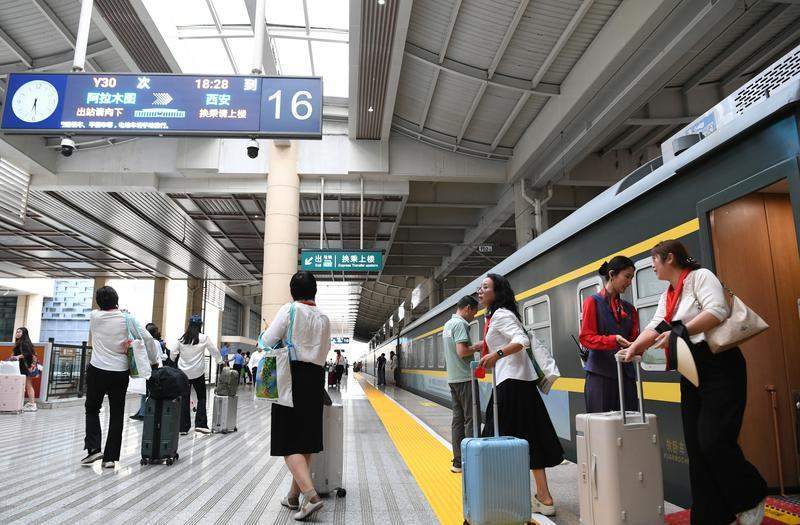 一次将诗和远方完美融合的丝路之行 中国—中亚国际人文旅游专列（西安—阿拉木图段）顺利抵达西安