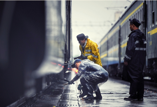 不惧“烤”验！为列车体检，他们守护乘客的清凉旅途