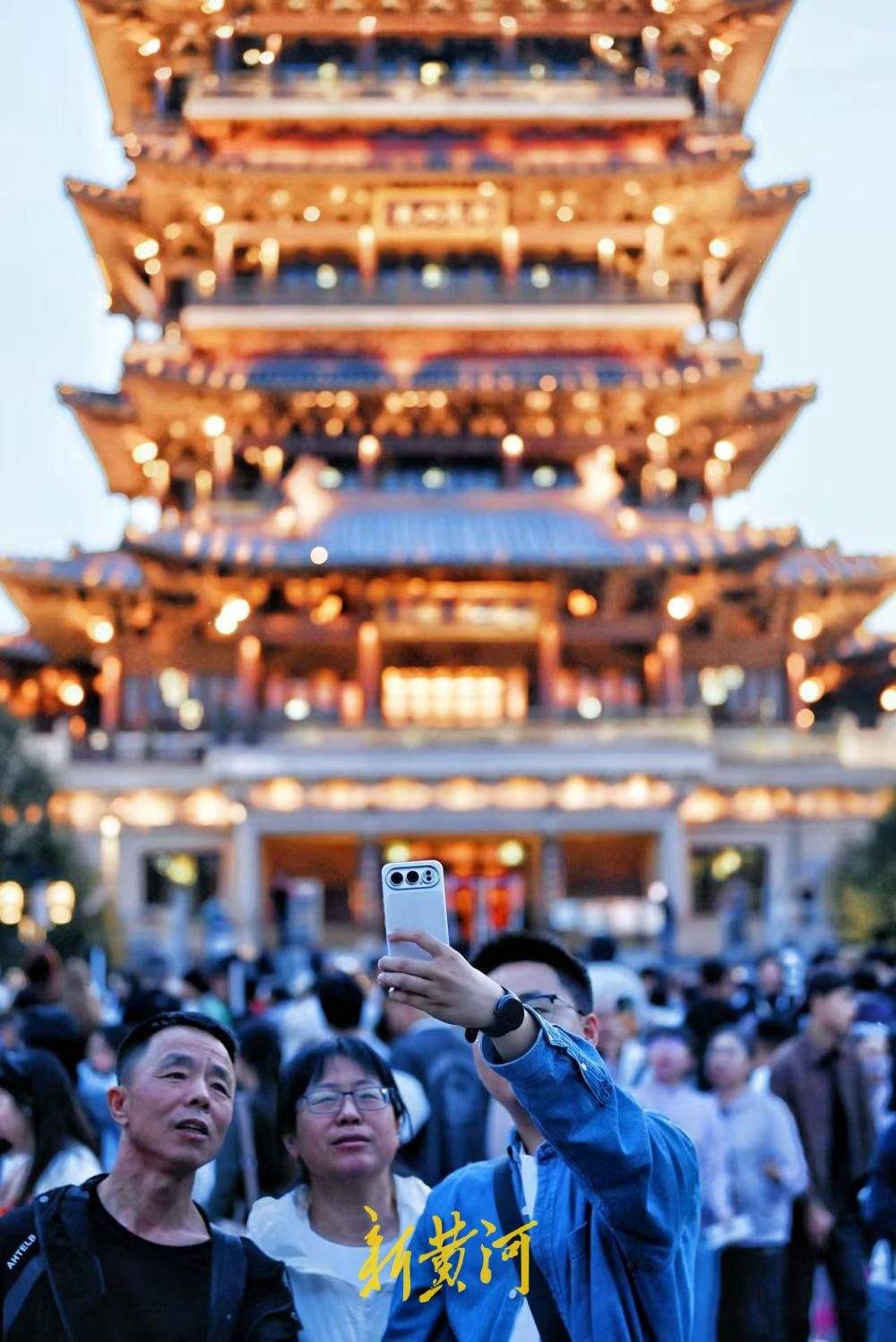 超然楼华灯绽放，游客打卡泉城夜色