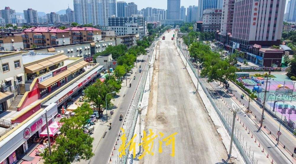 济南纬二路跨铁路天桥原路面清除 护栏分段拆除更换
