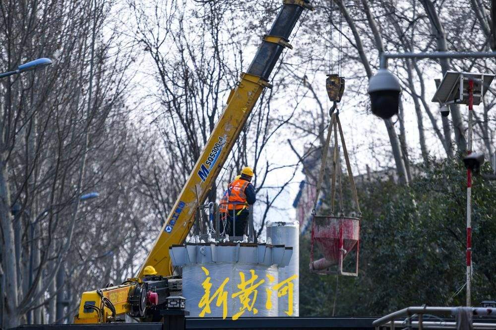 济南二环东路百花公园段新建过街天桥,主体桥墩已成形