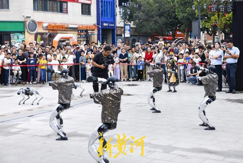 中秋佳节泉城商圈好戏连台 智能机器人展演亮相印象济南