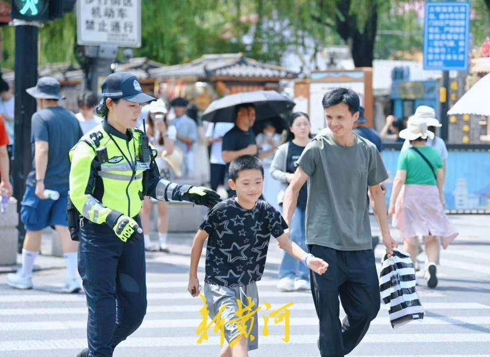 直面酷暑“烤”验 济南女交警穿梭车流护航泉水游