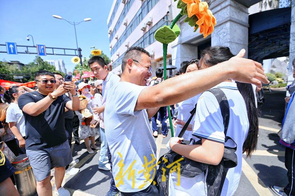 当中考遇上父亲节 父亲手持花束迎接孩子满满都是爱