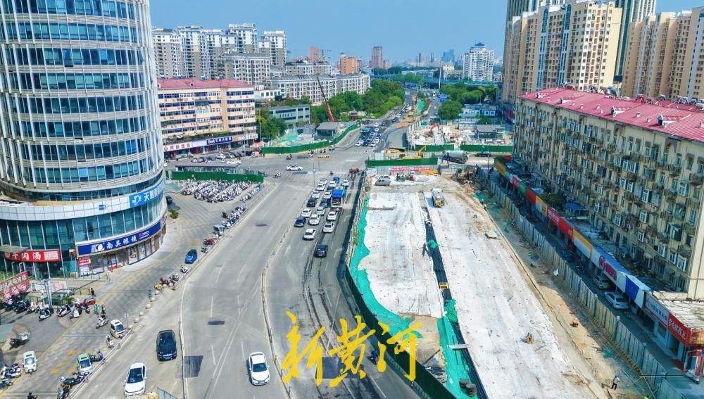 济南地铁6号线济安街站初具规模 三个出入口遮雨棚安装到位