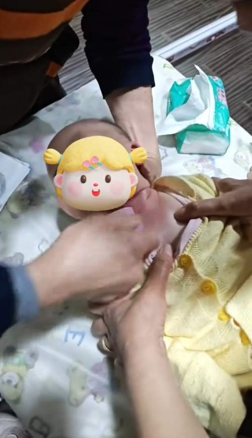 成都一推拿馆给6个月大婴儿刮痧引质疑,相关部门回应