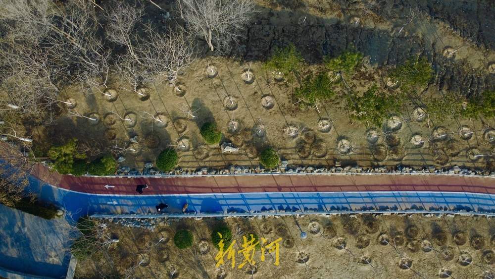 济南这处山体公园打造彩色步道，高空俯瞰如彩带飘动