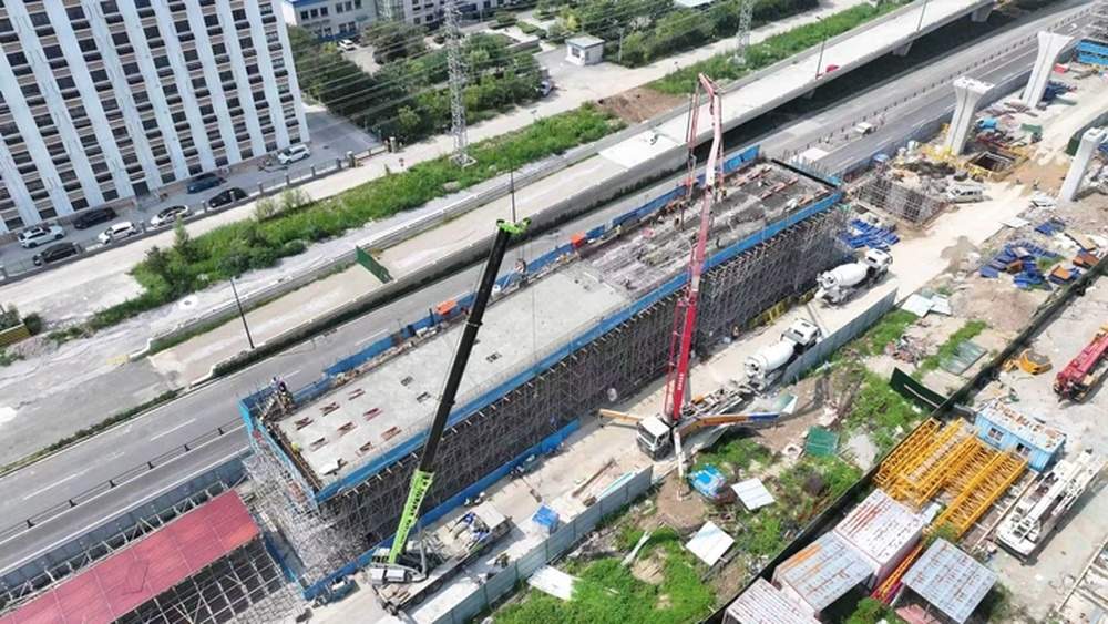 济南凤凰黄河大桥南延工程东站片区首联现浇梁顺利浇筑完成