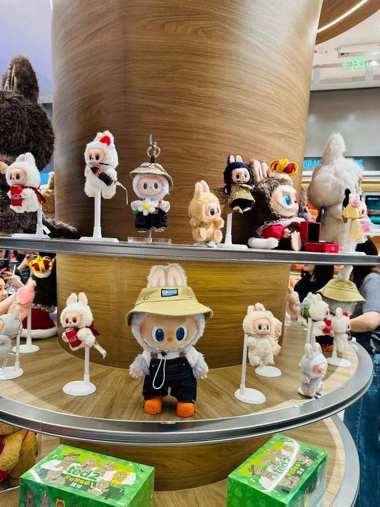 Labubu样品“痛墙”成打卡地标!开业4天已被挤爆