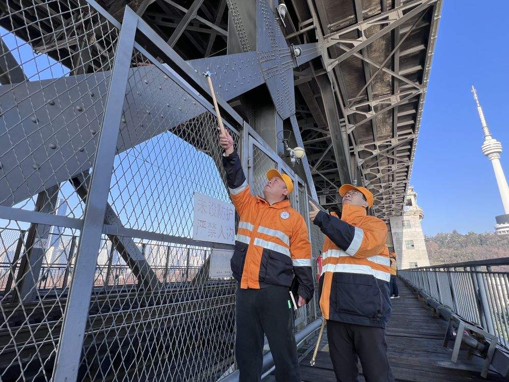 “万里长江第一桥”的“养护人”: 每天差一毫米也不行