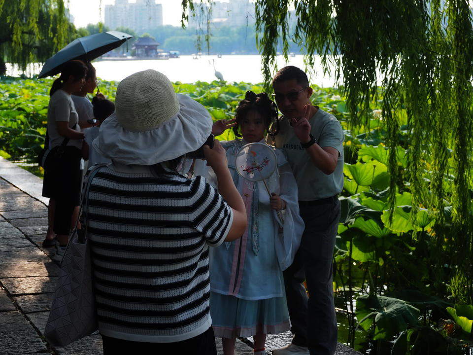 济南泉水复苏，大明湖美景无限引来游客如织