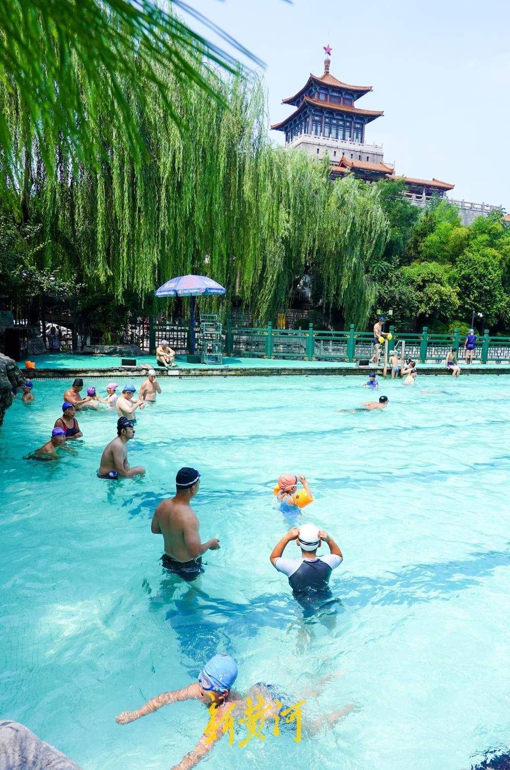 济南泉水浴场迎来客流高峰 市民畅享18℃天然清凉