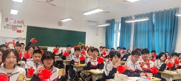 清晨守候、福气迎新、班级惊喜……济南开学首日被“爱”破防了