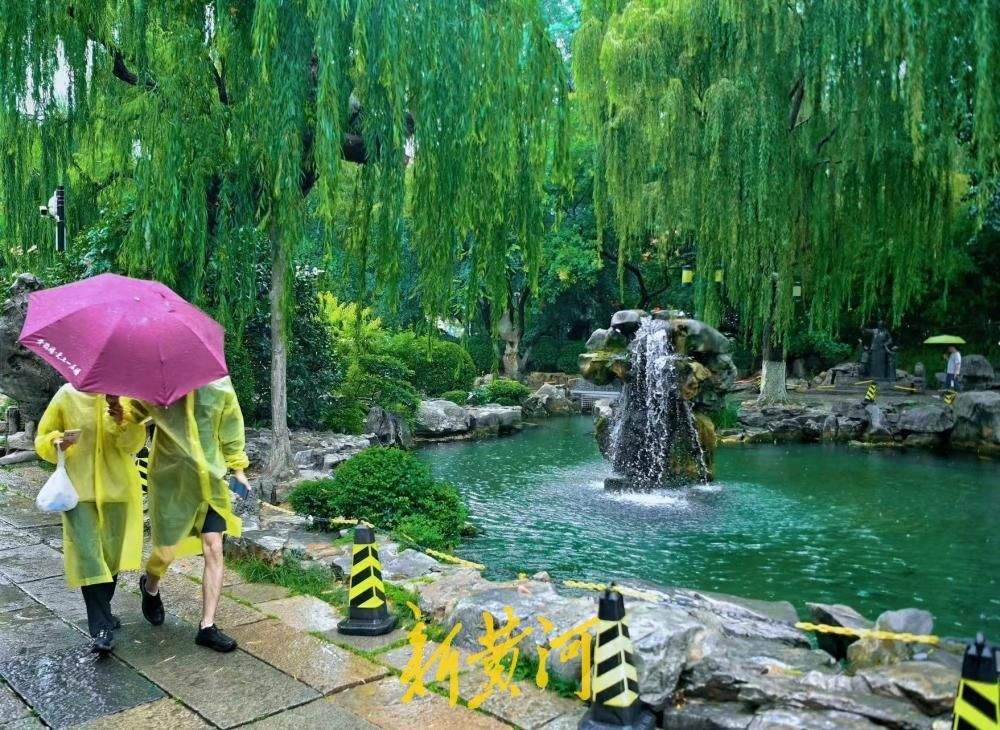 高温退场！雨中月牙飞瀑解锁泉城伏天限定美景