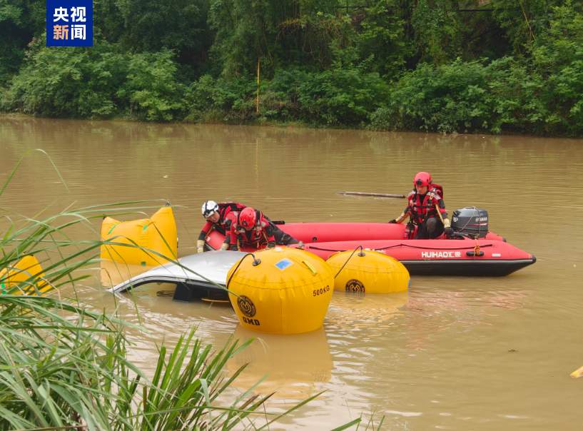 广西河池：环江“5·16”车辆坠河事件 事故车辆已打捞出水