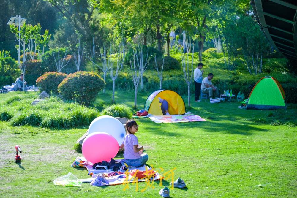 从“赏绿”到“享绿”，济南CBD山体公园迎来露营潮