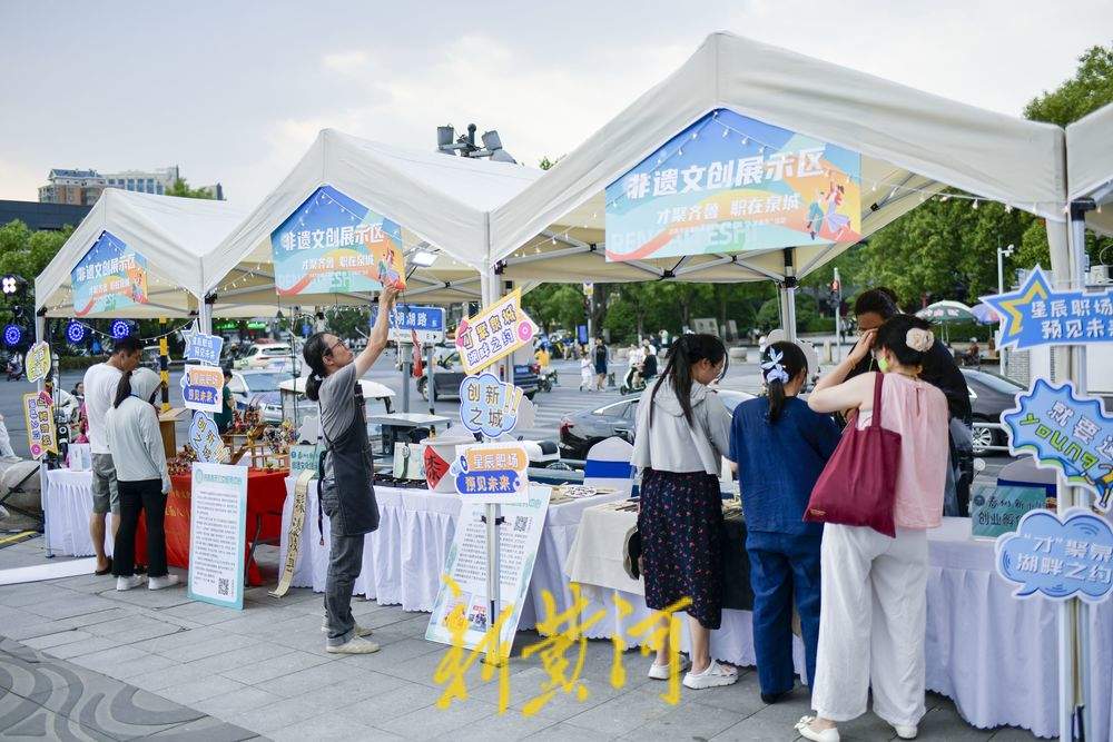 人才夜市企业摆摊引贤 市民逛街寻岗