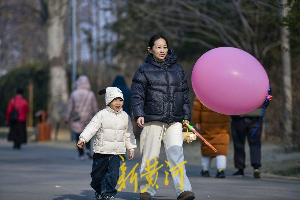 二九寒天迎来好“光”景  公园漫步沐浴暖阳 