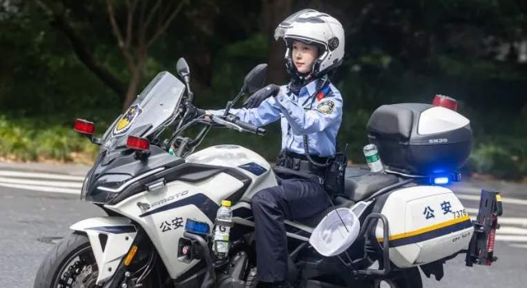 杭州“兔子警官”被车撞倒？本人报平安