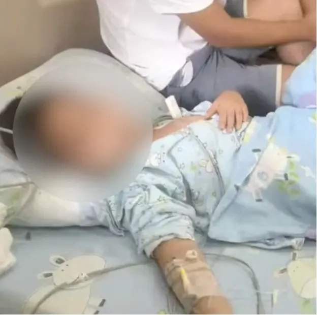6岁男童沙滩光脚踩到死鱼后高烧进ICU，医生提醒