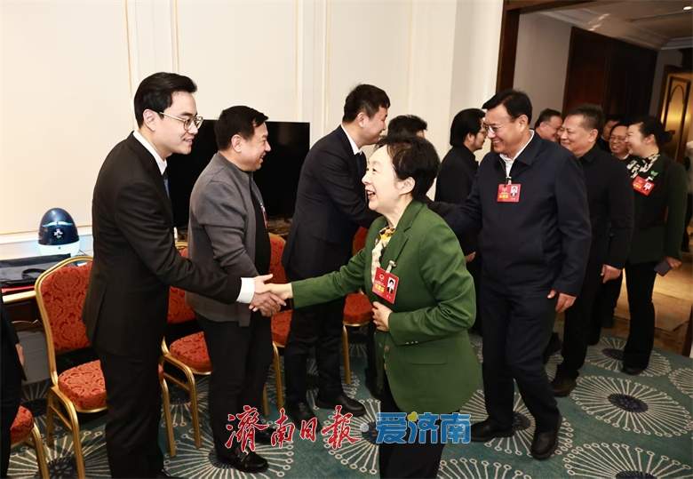 雷杰孙开连看望参加市政协十五届五次会议的住港澳委员和海外华侨重点联谊人士