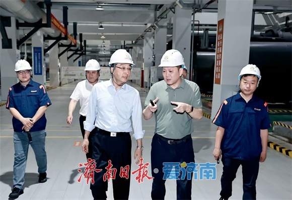 刘强看望慰问高温一线工作人员