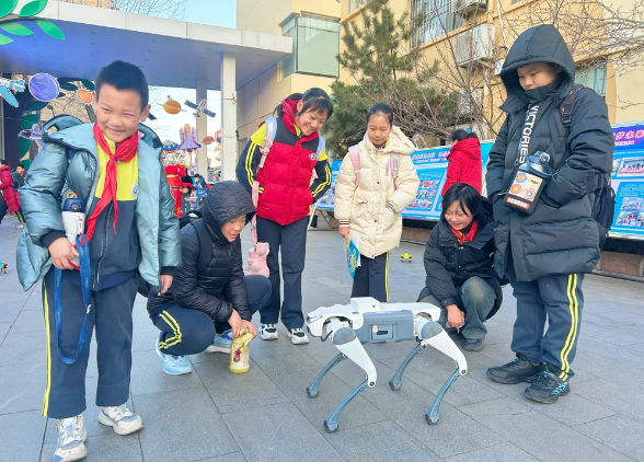 星空体育满满的仪式感济南市各学校迎来“开学第一天”(图2)