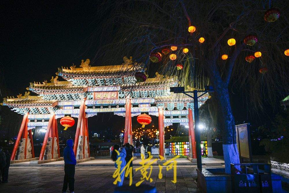 大明湖畔灯影璀璨 泉城年味儿瞬间拉满