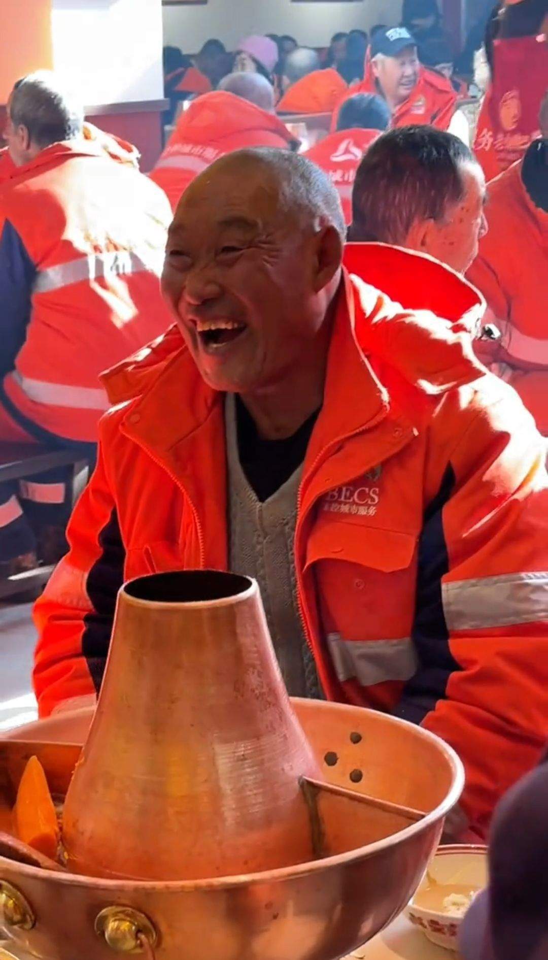 内蒙古一火锅店开业宴请2000名环卫工，老板称只是做了力所能及的事，环卫局：属实，环卫工很感谢他